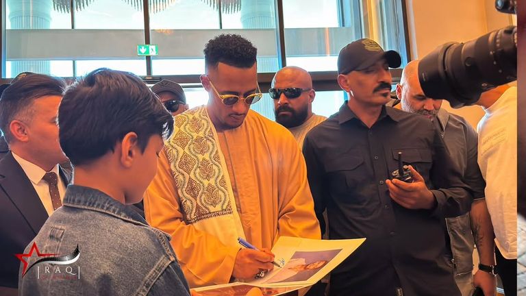 عراقيون يحتفلون بعيد ميلاد محمد رمضان خلال جولته لفيلم &laquo;أسد&raquo; - صورة 2