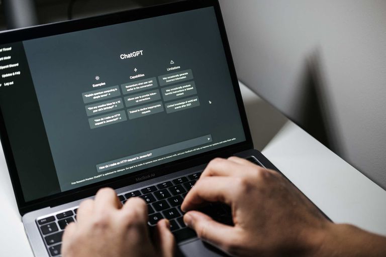 خطوات تحقيق أقصى استفادة من استخدام Gemini و ChatGPT - صورة 1