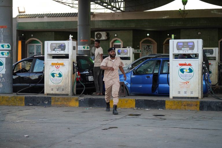 أزمة وقود دامية في غرب ليبيا.. طوابير البنزين تنتهي بمقتل مواطن في الزاوية - صورة 1