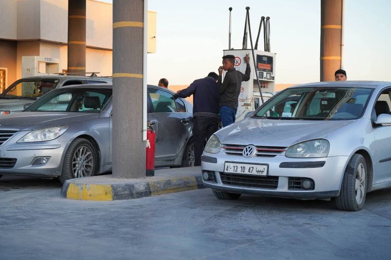 أزمة وقود دامية في غرب ليبيا.. طوابير البنزين تنتهي بمقتل مواطن في الزاوية - صورة 2