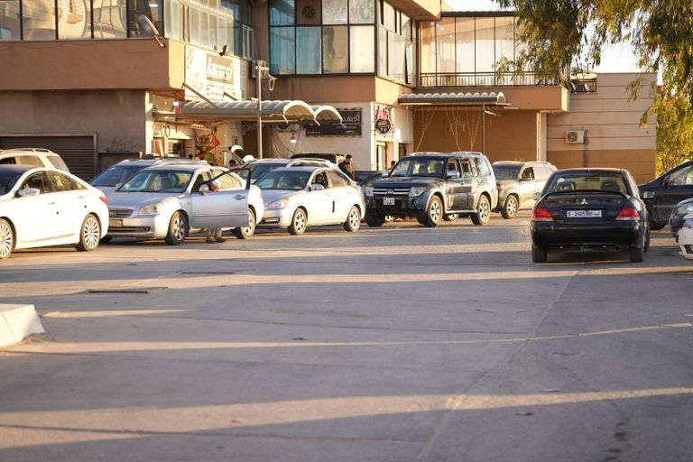أزمة وقود دامية في غرب ليبيا.. طوابير البنزين تنتهي بمقتل مواطن في الزاوية - صورة 3