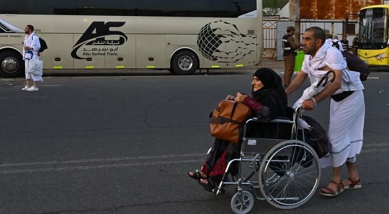 حجاج بيت الله ينفرون من عرفات إلى مزدلفة - صورة 1