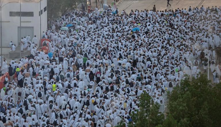 نفرة مزدلفة.. الحجاج يسلكون أطول طريق مشاة في العالم - صورة 1