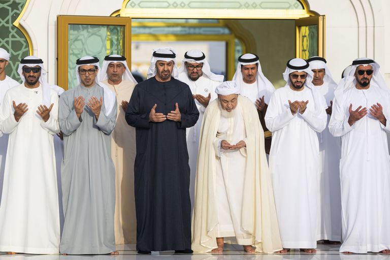 محمد بن زايد يؤدي صلاة عيد الأضحى في جامع الشيخ زايد بأبوظبي - صورة 1