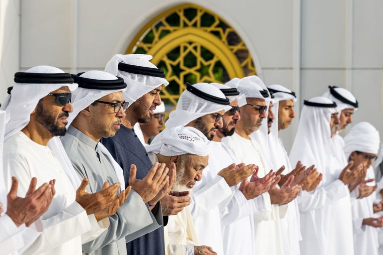 محمد بن زايد يؤدي صلاة عيد الأضحى في جامع الشيخ زايد بأبوظبي - صورة 2
