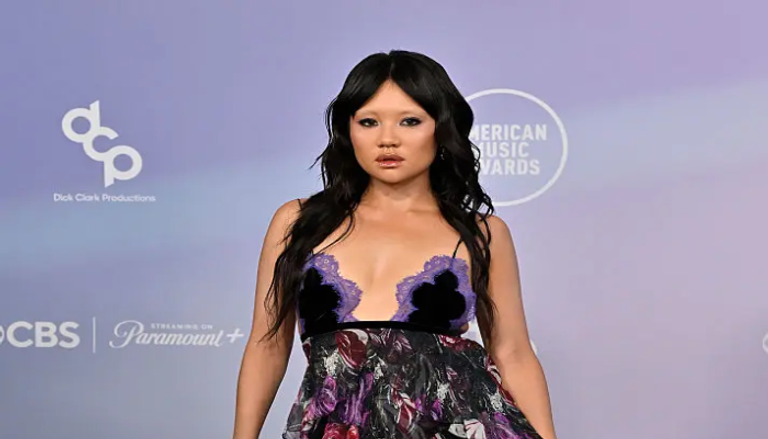 بقصات جريئة.. إطلالات لافتة للنجمات في حفل American Music Awards 2026 - صورة 6