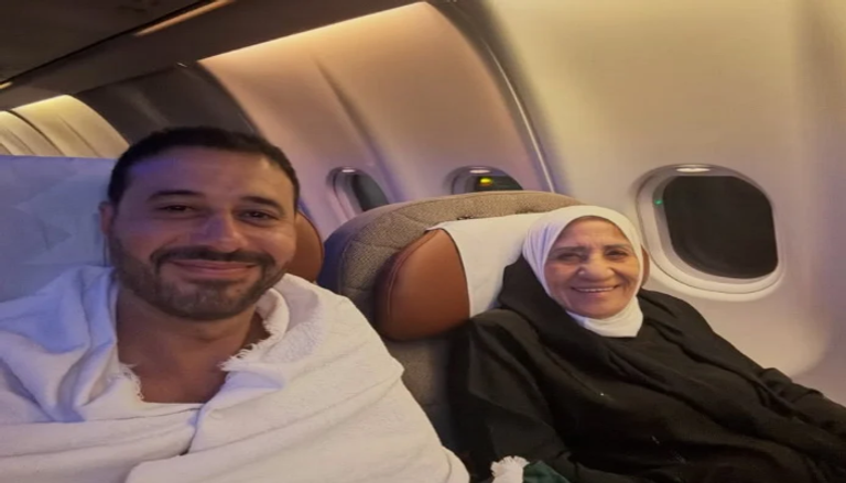 أحمد السعدني يوثق لحظات الحج مع والدته في ظهور نادر.. أحمد السعدني يؤدي مناسك الحج برفقة والدته (صور) - صورة 1