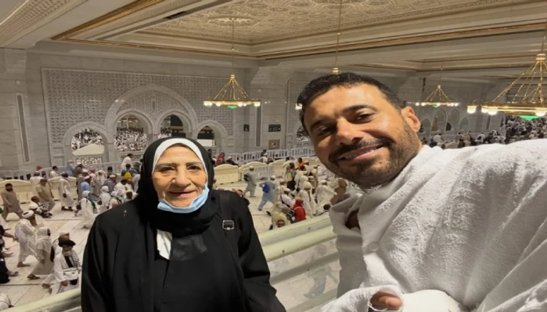 أحمد السعدني يوثق لحظات الحج مع والدته في ظهور نادر.. أحمد السعدني يؤدي مناسك الحج برفقة والدته (صور) - صورة 2