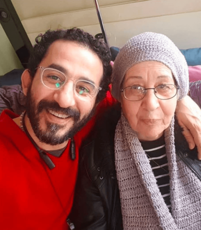 أحمد حلمي يؤم المصلين في جنازة والدته - صورة 1