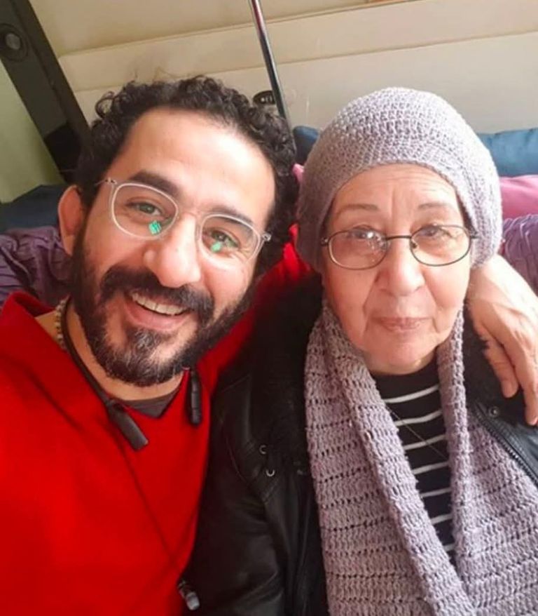 أحمد حلمي يكتفي بتلقي عزاء والدته في المقابر دون مراسم - صورة 2