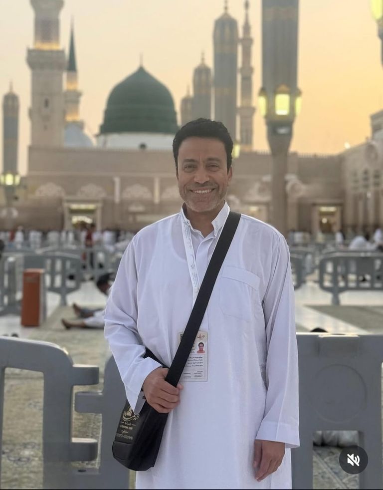سامح حسين يشارك صورا من الحج مع زوجته: &laquo;النهاردة العيد بتاعي&raquo; - صورة 1