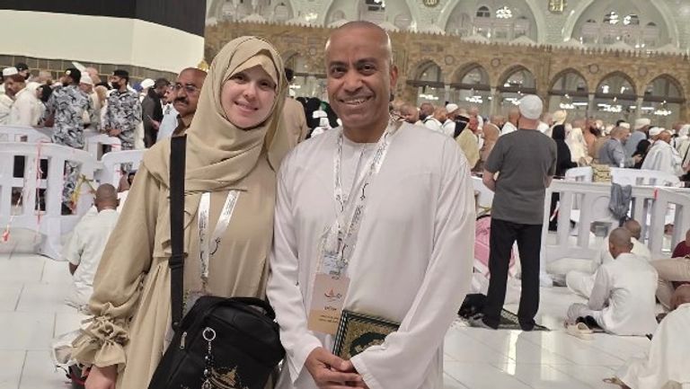 سامح حسين يشارك صورا من الحج مع زوجته: &laquo;النهاردة العيد بتاعي&raquo; - صورة 2