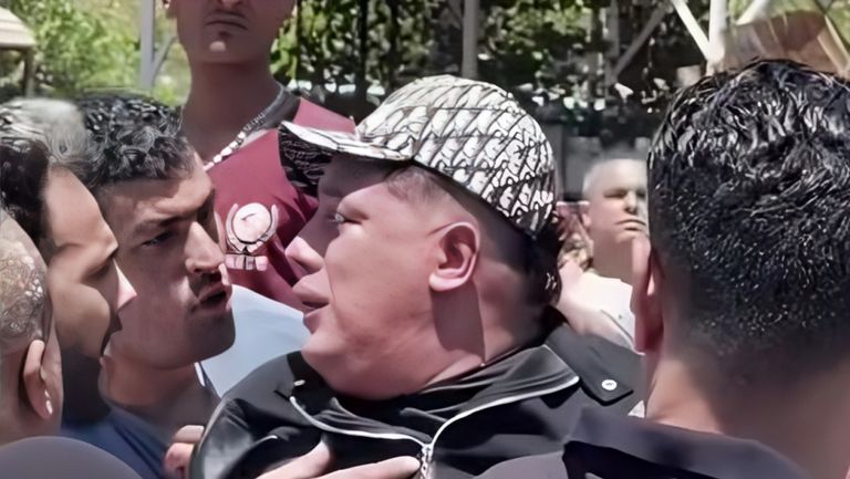 انهيار حمو بيكا في جنازة والده بالإسكندرية - صورة 1