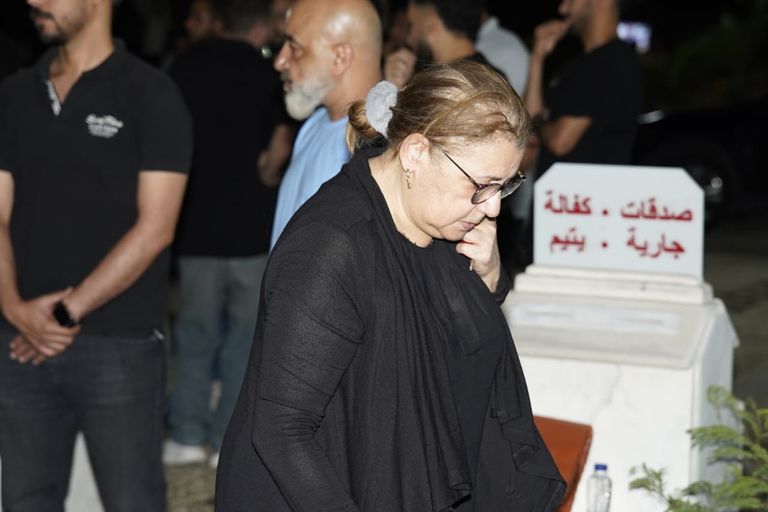 بمشاركة واسعة لنجوم الفن.. وفاء عامر تنهار في عزاء سهام جلال - صورة 7