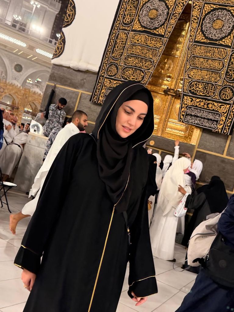 بعد رحلة العمر.. كيف غيّرت &laquo;السكينة&raquo; إطلالات النجوم في الحج؟ - صورة 4