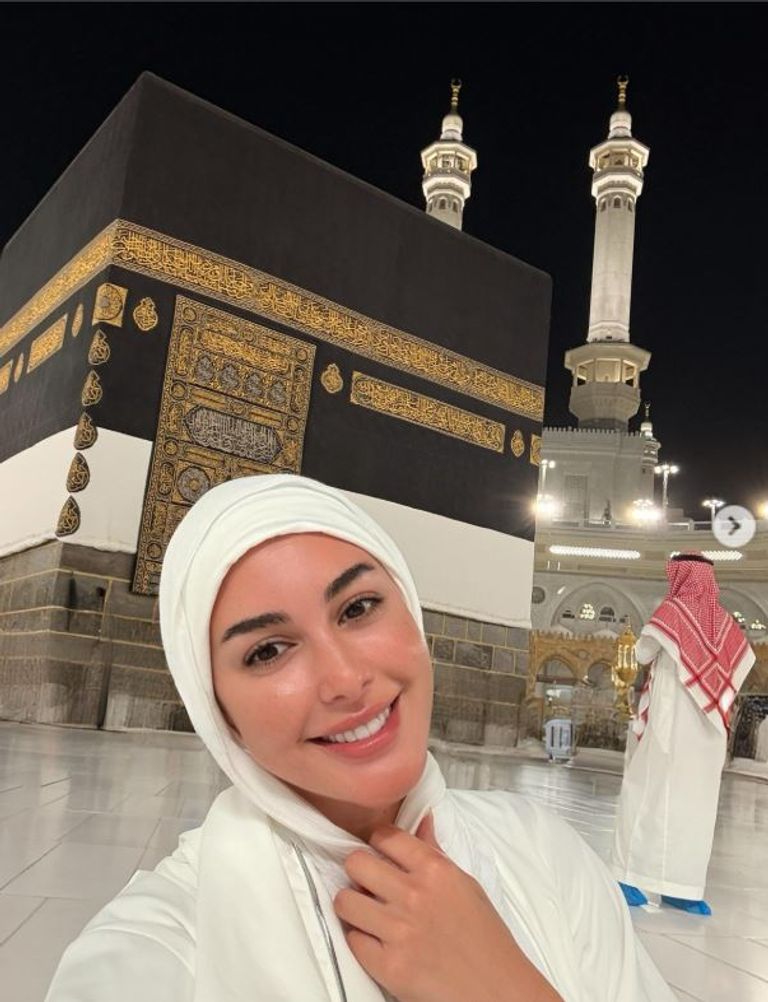بعد رحلة العمر.. كيف غيّرت &laquo;السكينة&raquo; إطلالات النجوم في الحج؟ - صورة 5