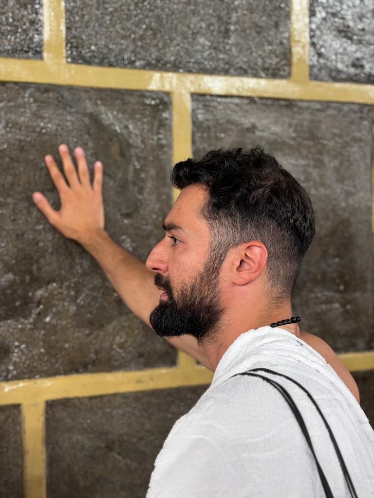 بعد رحلة العمر.. كيف غيّرت &laquo;السكينة&raquo; إطلالات النجوم في الحج؟ - صورة 7