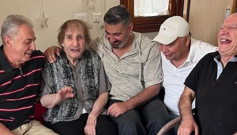 ياسر جلال يطمئن على محيي إسماعيل بحضور محمود حميدة.. ياسر جلال يزور محيي إسماعيل في دار رعاية الفنانين - صورة 1