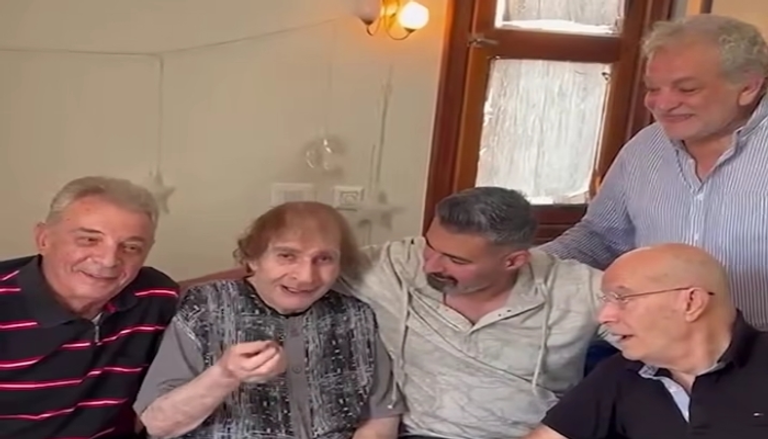 ياسر جلال يطمئن على محيي إسماعيل بحضور محمود حميدة.. ياسر جلال يزور محيي إسماعيل في دار رعاية الفنانين - صورة 2