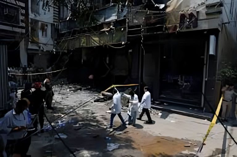 بينهم أجانب.. مصرع 21 شخصا في حريق فندق بدلهي الهندية - صورة 1