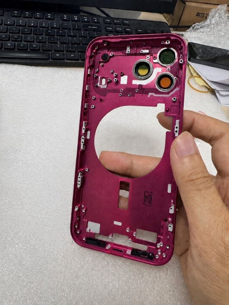 تسريبات iPhone 18 Pro Max.. إطار ألمنيوم بثلاثة ألوان وتصميم تقليدي - صورة 1