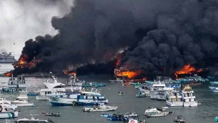 إصابة شخصين وتدمير 35 قارب صيد جراء حريق في ميناء بالإكوادور - صورة 1