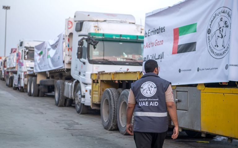 «الفارس الشهم 3».. دخول 4 قوافل مساعدات إماراتية إلى غزة تحمل 740 طناً من الطرود الغذائية - صورة 2