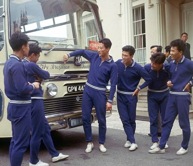 من فلاديمر بوتين إلى ميسي ومارادونا.. صور تخلد تاريخ كأس العالم - صورة 4