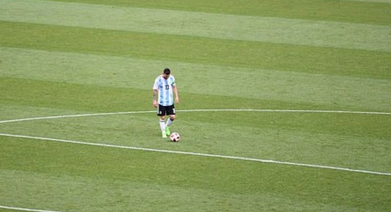 من فلاديمر بوتين إلى ميسي ومارادونا.. صور تخلد تاريخ كأس العالم - صورة 9