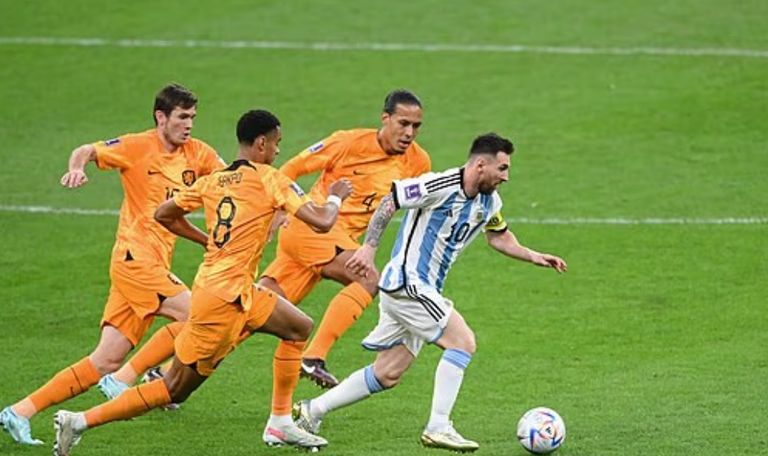 من فلاديمر بوتين إلى ميسي ومارادونا.. صور تخلد تاريخ كأس العالم - صورة 10