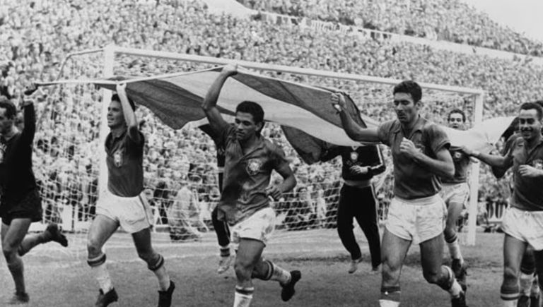 من فلاديمر بوتين إلى ميسي ومارادونا.. صور تخلد تاريخ كأس العالم - صورة 7
