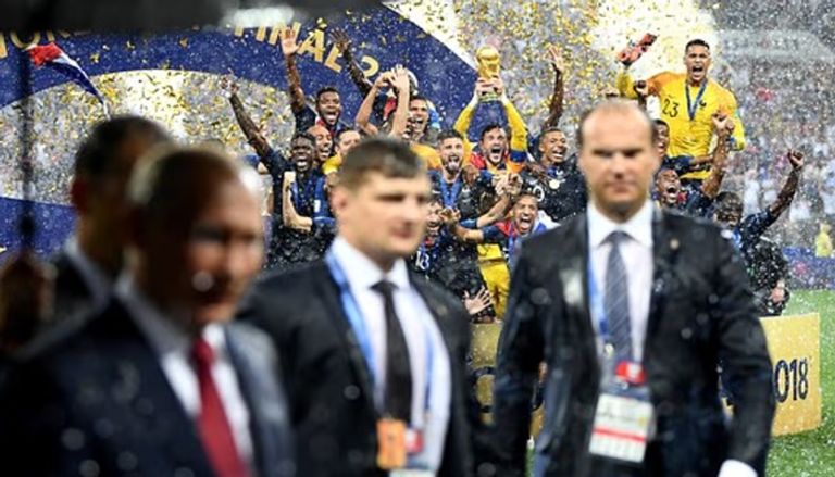 من فلاديمر بوتين إلى ميسي ومارادونا.. صور تخلد تاريخ كأس العالم - صورة 8