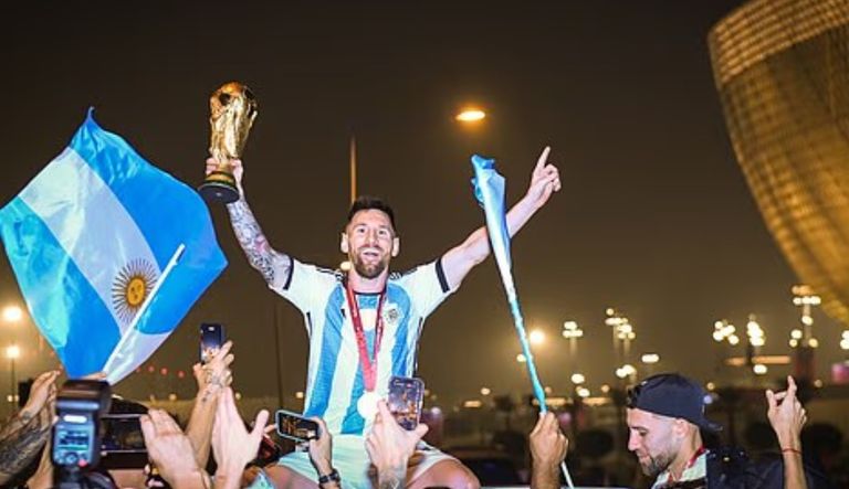 من فلاديمر بوتين إلى ميسي ومارادونا.. صور تخلد تاريخ كأس العالم - صورة 11