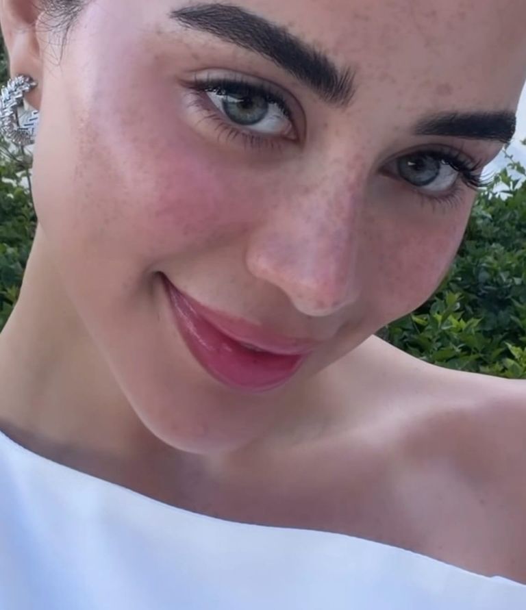 بإطلالة تحاكي فساتين الزفاف.. يارا السكري تثير الجدل بجلسة تصوير غامضة - صورة 1