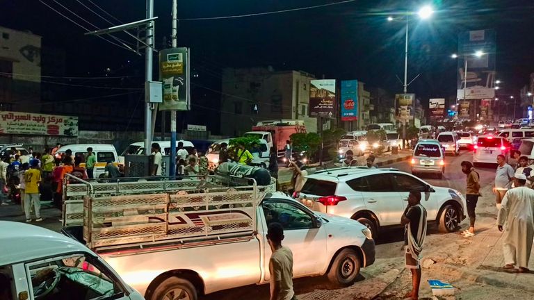 جحيم الصيف.. الكهرباء تشعل فتيل الاحتجاجات جنوب اليمن - صورة 1