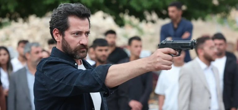 مسلسل &laquo;المدينة البعيدة&raquo; الحلقة 63 والأخيرة.. الرصاص يقتحم حفل الزفاف - صورة 1