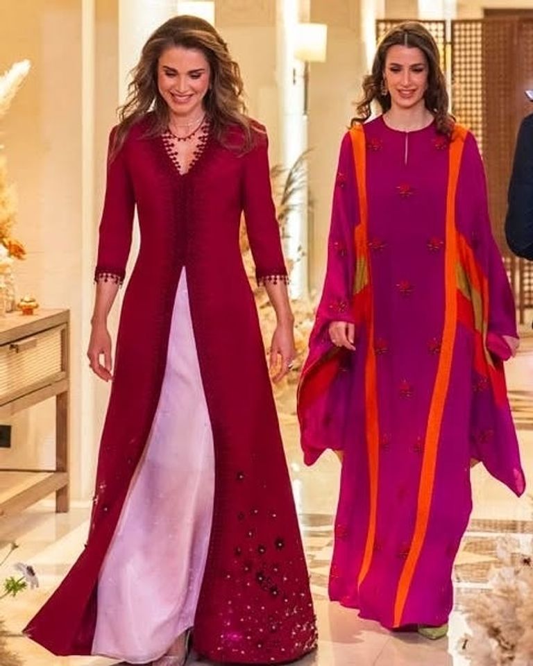 الملكة رانيا والأميرة رجوة.. إطلالات ملكية تجمع البساطة والرقي - صورة 1