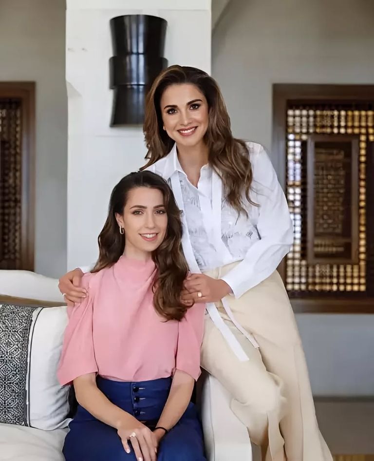 الملكة رانيا والأميرة رجوة.. إطلالات ملكية تجمع البساطة والرقي - صورة 2