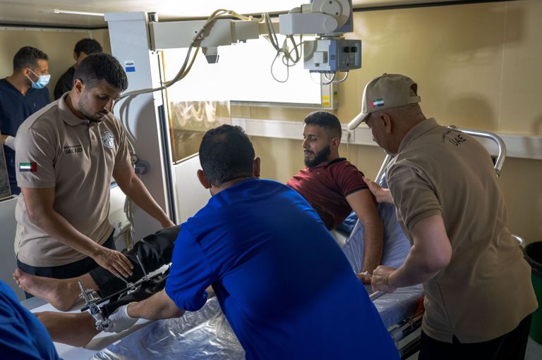 ضمن &laquo;الفارس الشهم 3&raquo;.. المستشفى الإماراتي العائم في العريش يستقبل 5 حالات جديدة من قطاع غزة - صورة 2