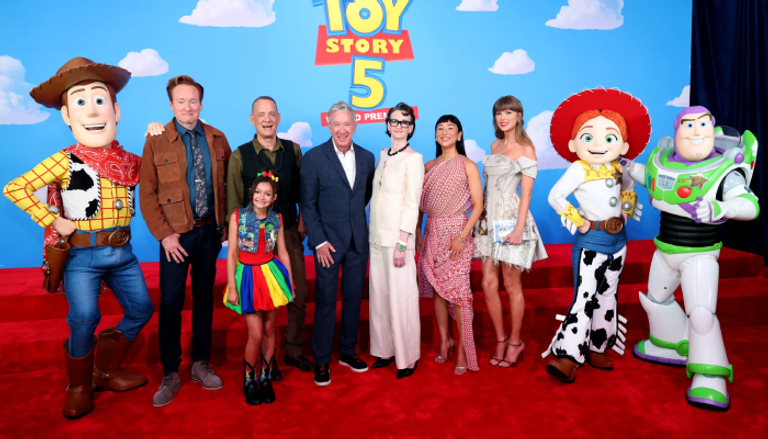 تايلور سويفت تقدم أغنية جديدة لفيلم Toy Story 5 في العرض الأول بهوليوود.. تايلور سويفت تفاجئ جمهور «Toy Story 5» بأغنية جديدة (صور) - صورة 2