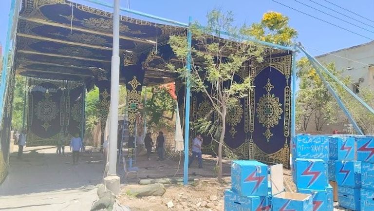 البحيرة تودّع ابنها.. تجهيزات جنازة الفنان عبد العزيز مخيون لاستقبال المعزين (صور) - صورة 1