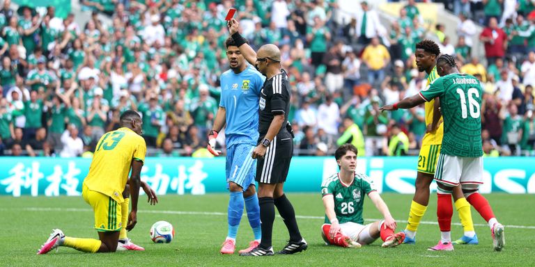 3 بطاقات حمراء 4 لقطات غريبة لم تراها في مباريات اليوم الأول لكأس العالم 2026 - صورة 1