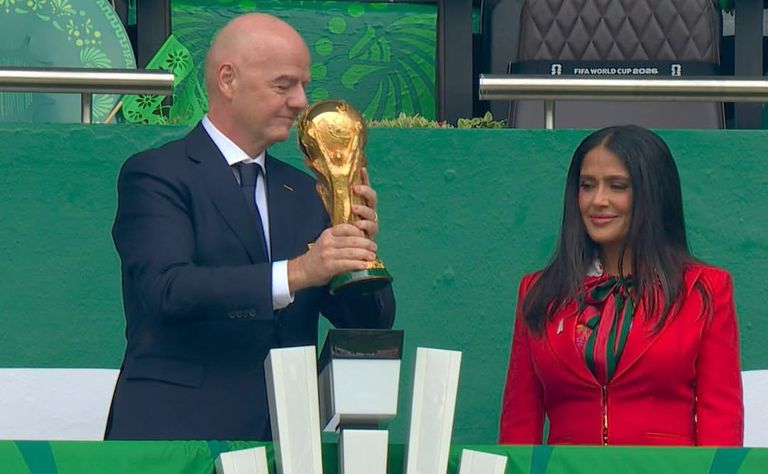 سلمى حايك تخطف الأنظار في افتتاح مونديال 2026 - صورة 1