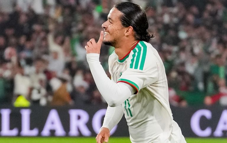 قبل صدام كأس العالم.. ملك المراوغات الجزائري يشغل الإعلام الأرجنتيني - صورة 1