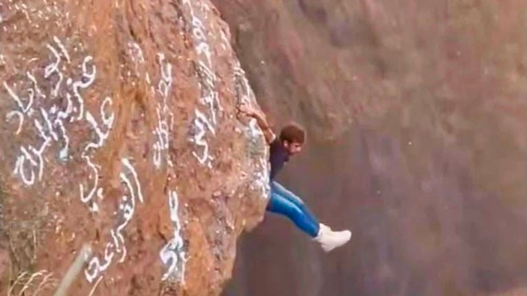 «سبايدر مان اليمن».. انتشال جثة المغامر القعقاع بن عنتر من قعر بركان - صورة 1