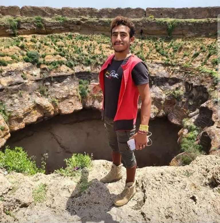 «سبايدر مان اليمن».. انتشال جثة المغامر القعقاع بن عنتر من قعر بركان - صورة 3
