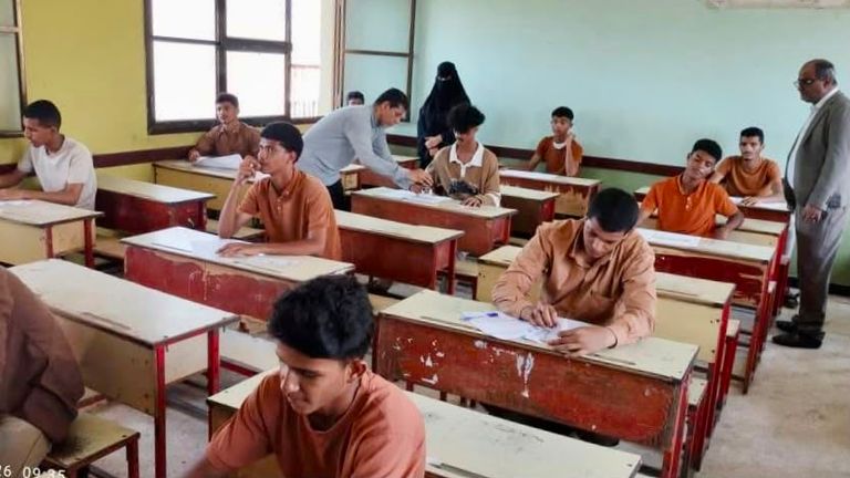 طلاب اليمن يؤدون اختبارات الثانوية العامة في أجواء حارة - صورة 1