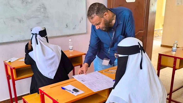 طلاب اليمن يؤدون اختبارات الثانوية العامة في أجواء حارة - صورة 2