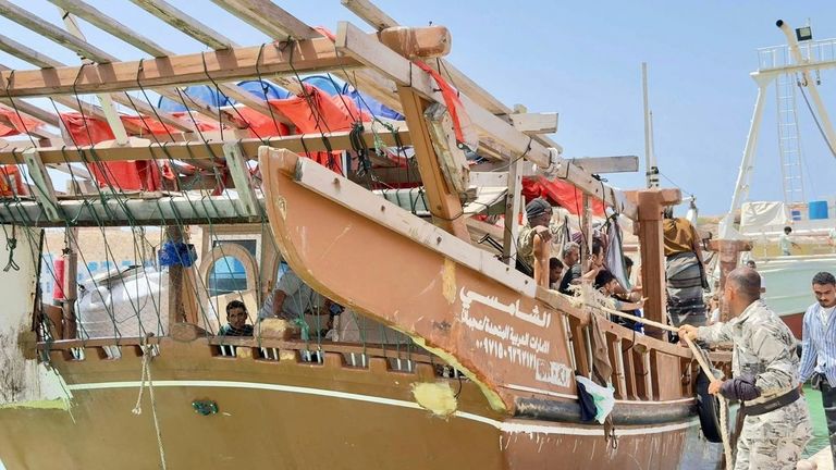 بعد 14 ساعة من البحث.. خفر السواحل اليمنية تنقذ قاربا عرض بحر العرب - صورة 1