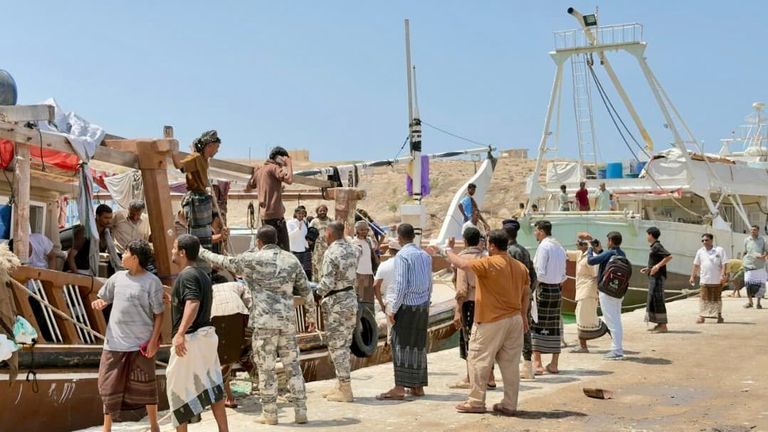بعد 14 ساعة من البحث.. خفر السواحل اليمنية تنقذ قاربا عرض بحر العرب - صورة 2